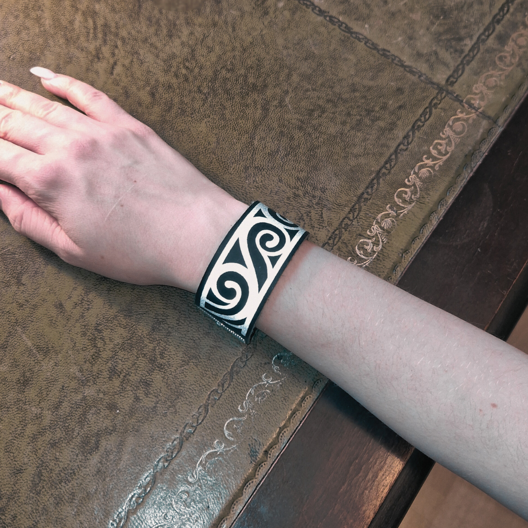 Klara - armband av läder med reflexmotiv