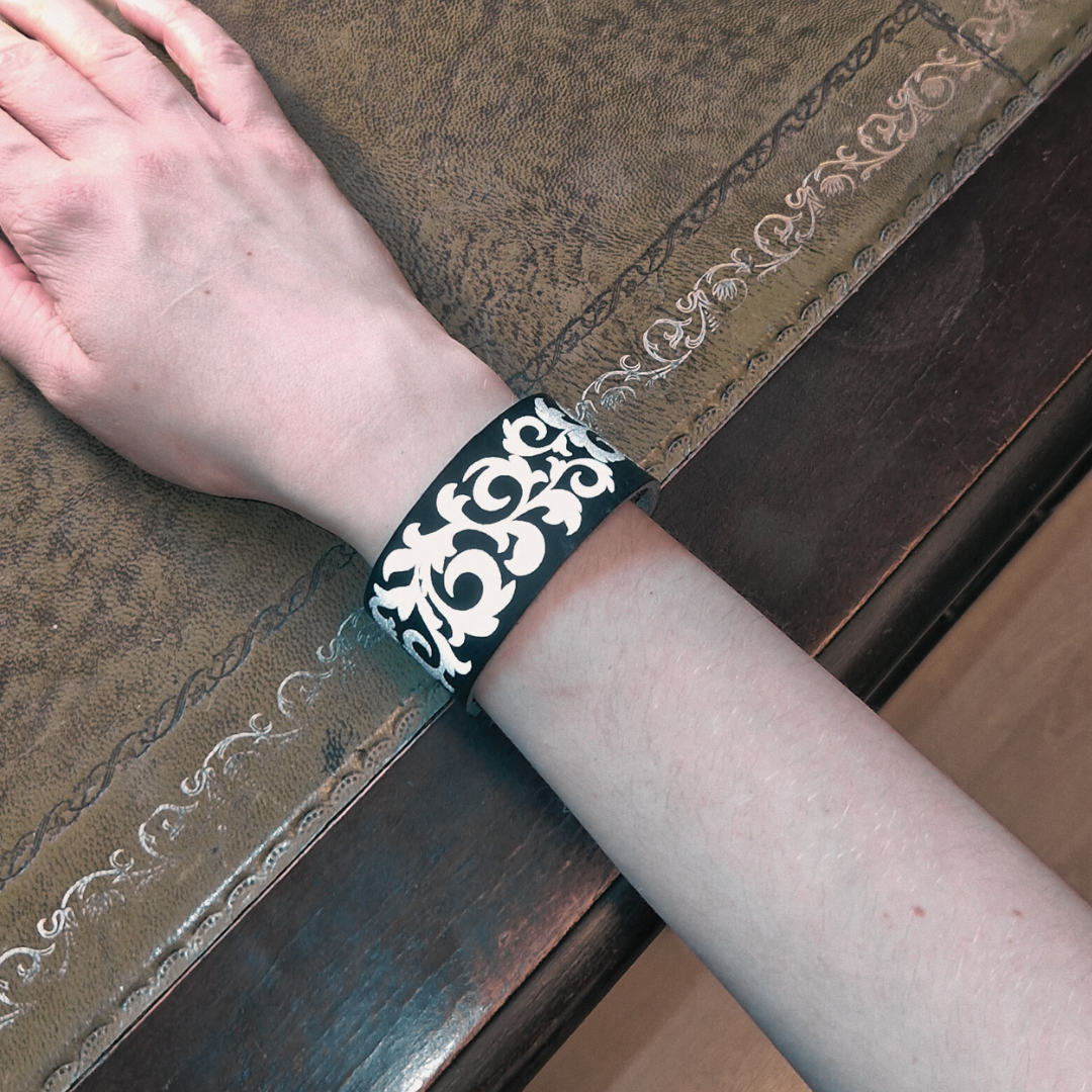 Selma - armband av läder med reflexmotiv