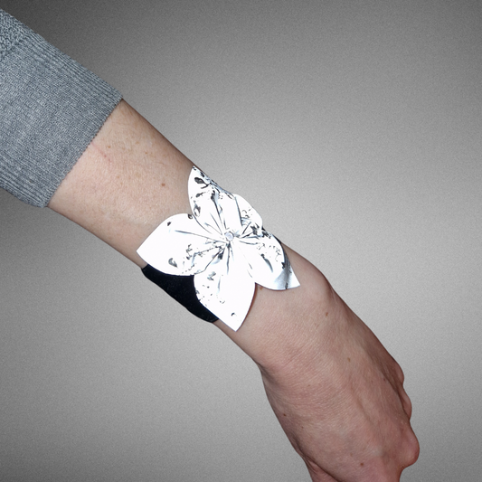 Ania - armband med reflexblomma